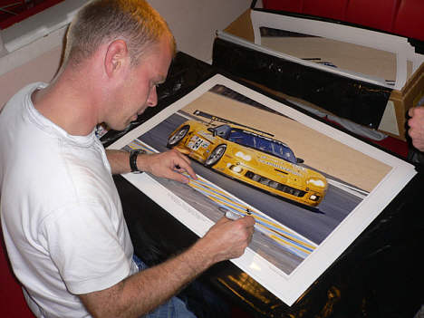 Jan Magnussen signerer plakater.